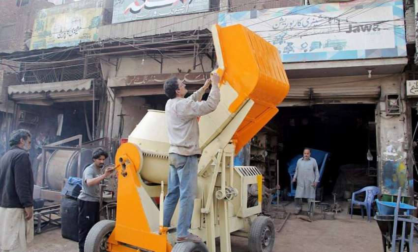 لاہور: پیر مکی روڈ پر ایک کاریگر مشین کو رنگ کر رہا ہے۔