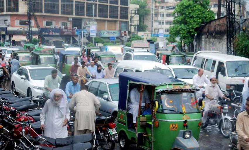 لاہور: شہر میں ہونے والی بارش کے بعد پریس کلب کے سامنے ٹریفک ..