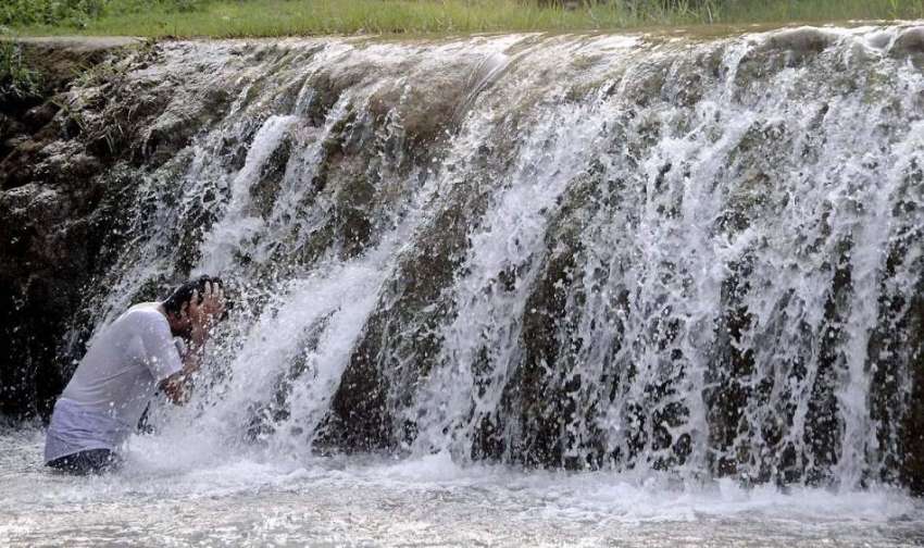 راولپنڈی: چکری کے قریب شہری گرمی کی شدت کم کرنے کے لیے نہر ..