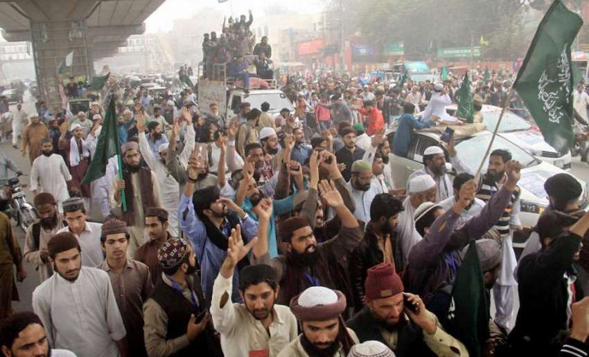 لاہور: تحریک لبیک کے زیر اہتمام ختم نبوت کارواں کے شرکاء ..
