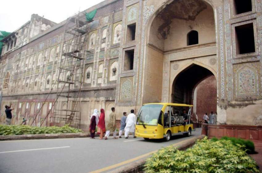 لاہور: تاریخی شاہی قلعہ میں سیاح شٹل سروس کے ذریعے باہر آ ..