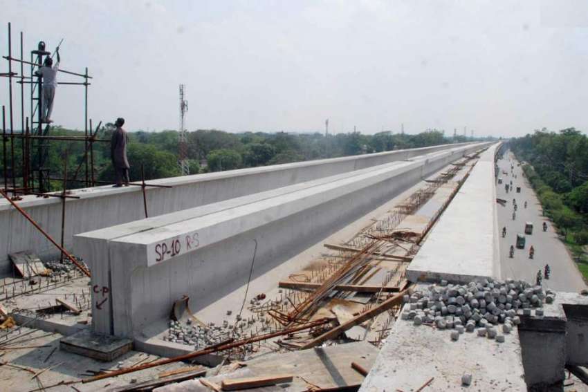لاہور: اورنج لائن میٹرو ٹرین منصوبے کے زیر تعمیر پل کا منظر۔
