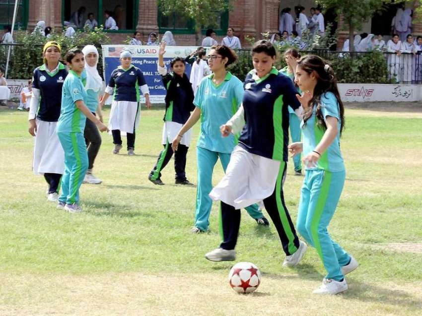 پشاور: فرنٹیئر کالج میں جاری گرلز انٹر کالجز فٹبال ٹورنامنٹ ..