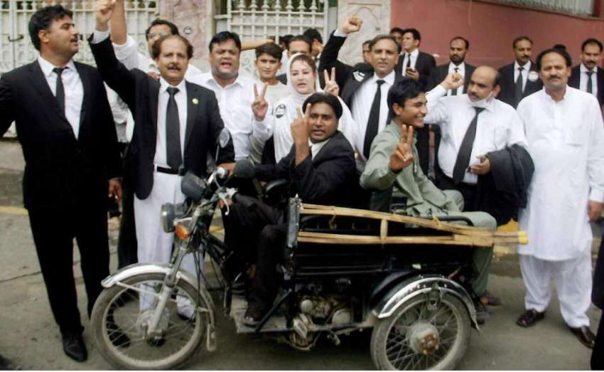 لاہور: وکلاء ہنگامہ آرائی کے بعد ہائیکورٹ کے باہر احتجاج ..