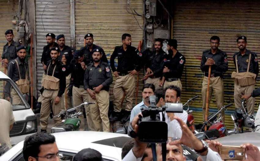 راولپنڈی: پانامہ کیس کے فیصلے کے بعد مری روڈ پر پولیس اہلکار ..