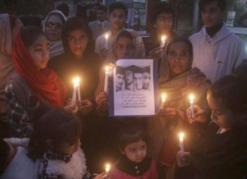 لاہور: سانحہ اے پی ایس پشاور کے شہداء کی یاد میں شمعیں روشن ..