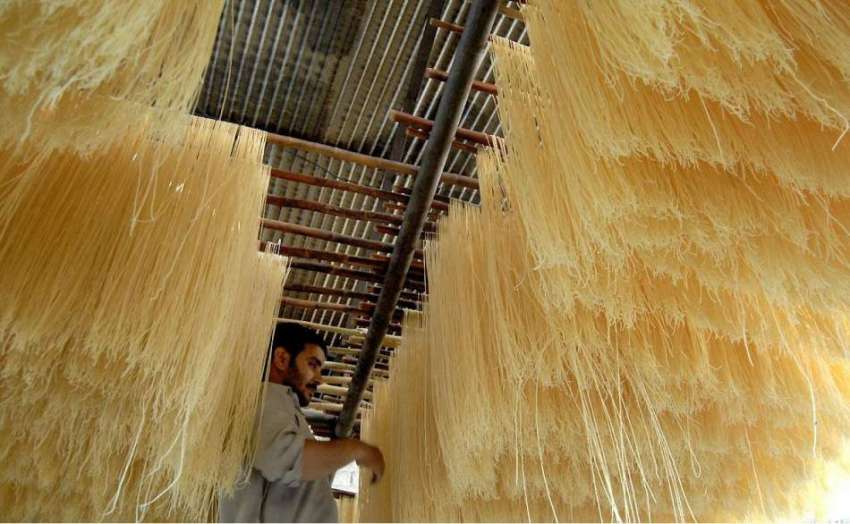 راولپنڈی: سویاں تیار کرنے کے کارخانے میں ایک کاریگر اپنے ..