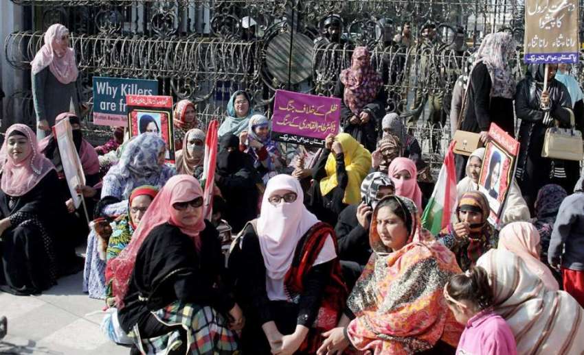 لاہور: پاکستان عوامی تحریک کی خواتین کارکن سانحہ ماڈل ٹاؤن ..