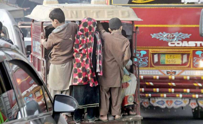 لاہور: بچے خطرناک طریقے سے چنگچی رکشے کے پیچھے لٹک کر سفر ..