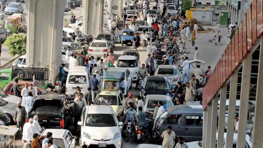 راولپنڈی: رحمان آباد پاسپورٹ آفس کے باہر گاڑیوں کے جمعہ ..
