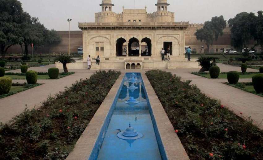 لاہور: بادشاہی مسجد سے لی گئی تصویر میں حضوری باغ اور شاہی ..