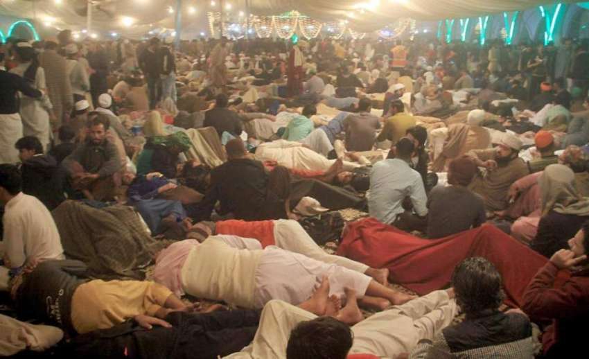 لاہور: حضرت داتا گنج بخش (رح) کے عرس میں شرکت کے لیے آئے زائرین ..