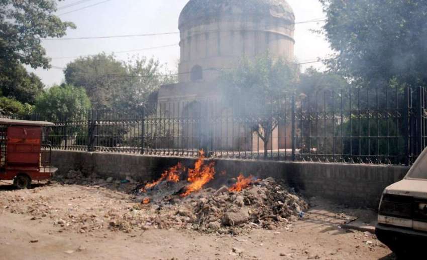 لاہور: تاریخی عمارت بدھوکا آوا کے قریب کوڑے کے ڈھیر کو لگی ..