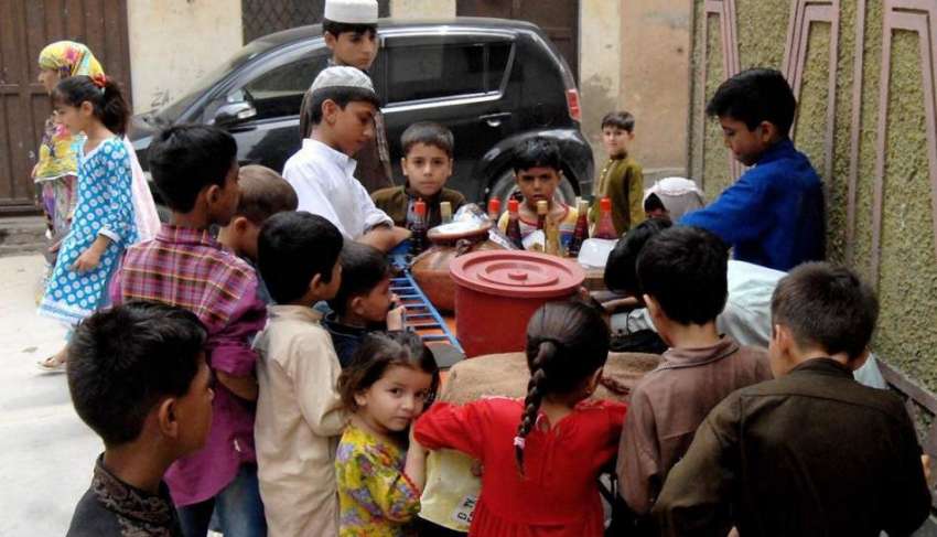راولپنڈی: بچوں برف کے گولے خریدنے کے لیے ریڑھی کے گرد جمع ..