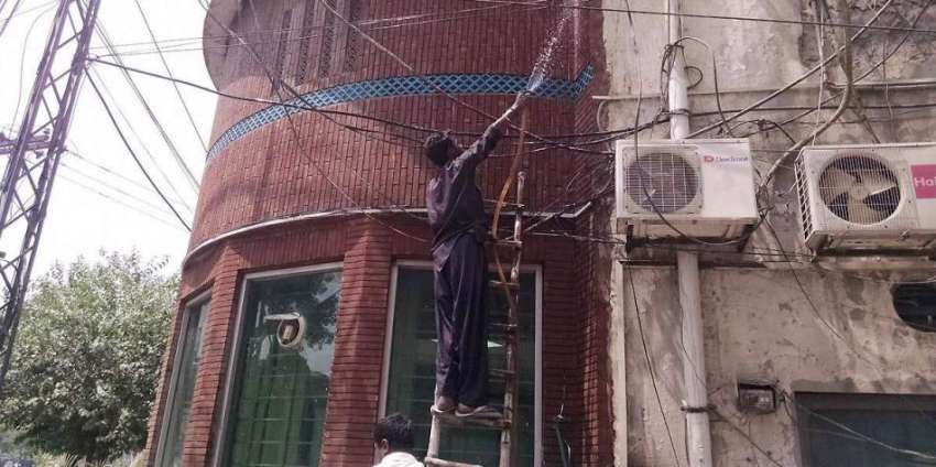 لاہور: ایک شخص نیلا گنبد کے قریب اپنی جان کو خطرے میں ڈال ..