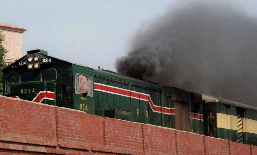 لاہور: ٹرین ایک موریہ پل سے سیاہ دھواں چھوڑتے ہوئے گزر رہی ..