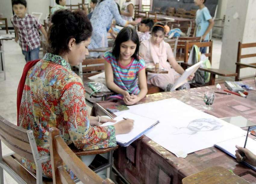 لاہور: چلڈرن کمپلیکس میں ٹیچر بچوں کوڈرائنگ سکھا رہی ہے۔
