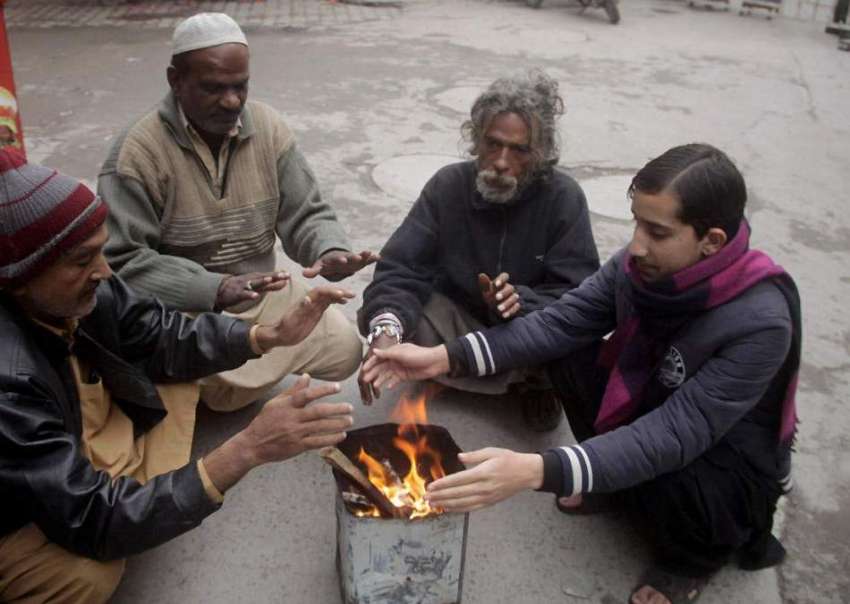 لاہور: سردی کی شدت کو کم کرنے کے لیے شہری آگ تاپ رہے ہیں۔