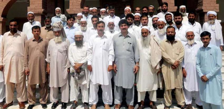 پشاور: رکن صوبائی اسمبلی محمود جان کاریگی سے آئے وفد کے شرکاء ..