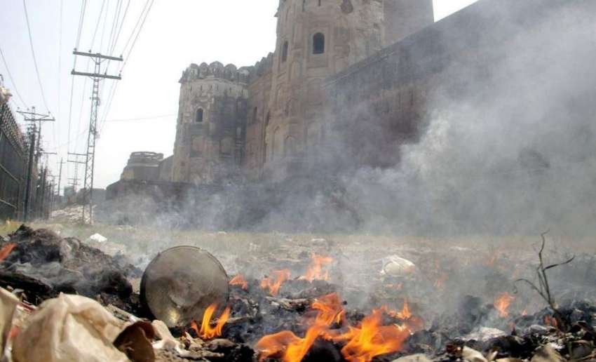 لاہور: شاہی قلعہ کی دیوار کے ساتھ کوڑے کے ڈھیر کو لگی آگ سے ..