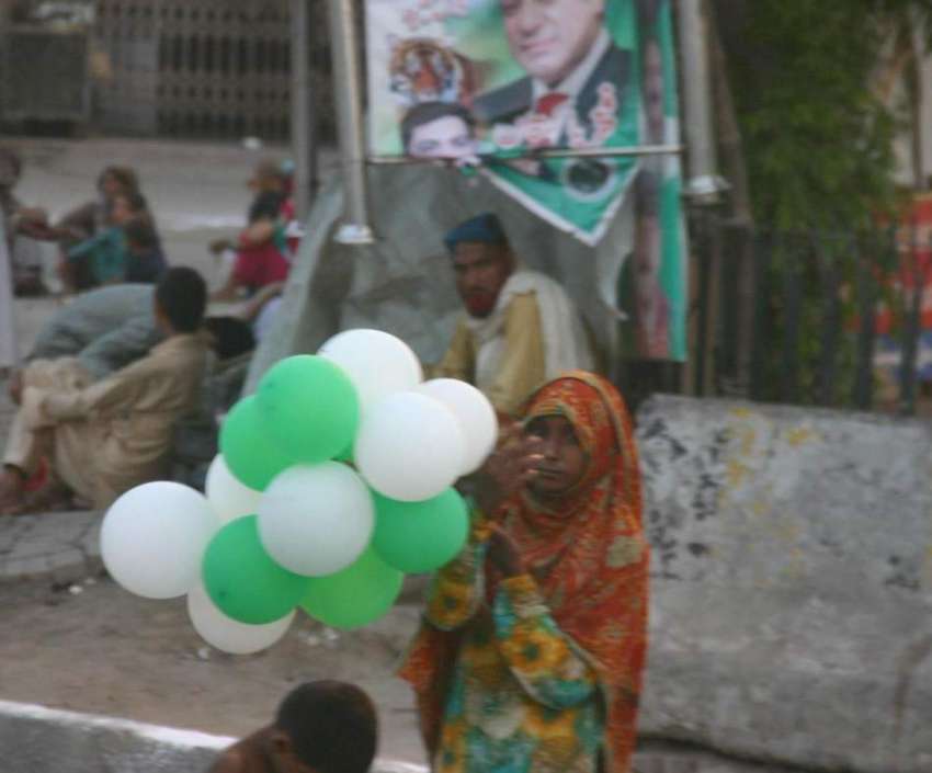 لاہور: مسلم لیگ (ن) کی استقبالیہ ریلی کے موقع ایک بچی غبارے ..