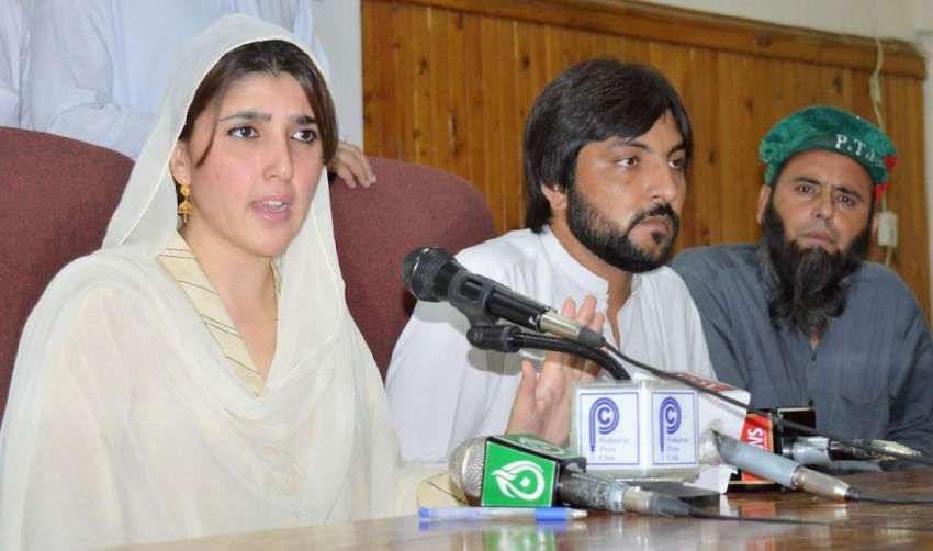 پشاور: رکن قومی اسمبلی عائشہ گلا لئی پریس کانفرنس سے خطاب ..