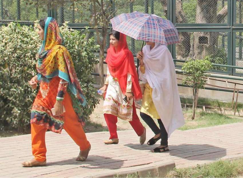 لاہور: چڑیا گھر کی سیر و تفریح کے لیے آئی ایک لڑکی نے دھوپ ..