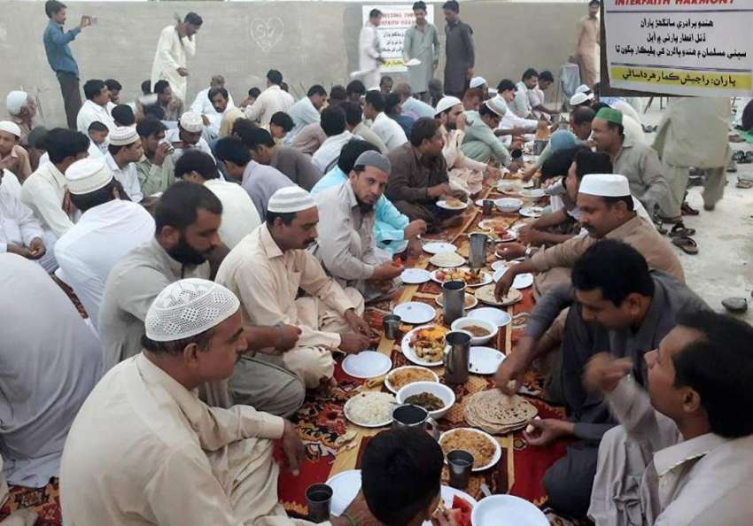 سانگھڑ: ہندو برادری کی جانب سے افطار پارٹی کا اہتمام کیا ..
