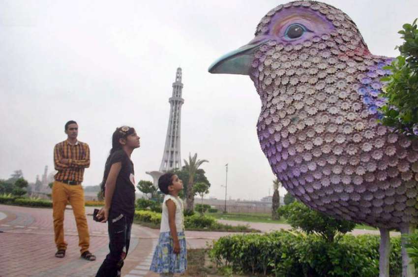 لاہور: گریٹر اقبال پارک میں بچیاں چڑیا کے ماڈل کو دیکھ رہی ..