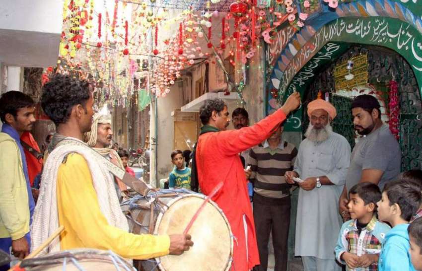 لاہور: حضرت پیر سید عنایت شاہ (رح) کے سالانہ عرس کے موقع پر ..
