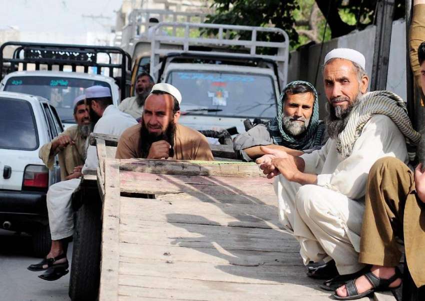 راولپنڈی: مزدور خوشگوار موس میں اپنے ریڑھوں پر بیٹھے گپ ..