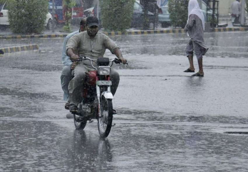 لاہور: صوبائی دارالحکومت میں دوپہر کے وقت ہونیوالی بارش ..