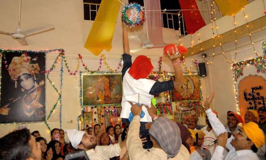 راولپنڈی: ہندو برادری کے لوگ کرشنا مندر میں اپنی مذہبی رسومات ..