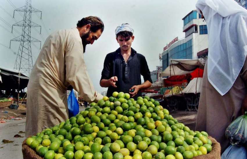 اسلام آباد: ریڑھی بان لیمن فروخت کر رہا ہے۔