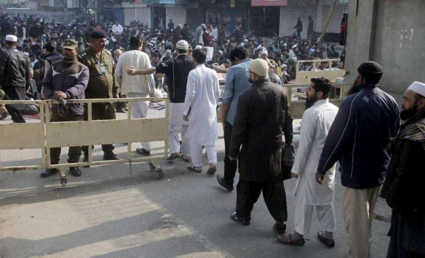 لاہور: پولیس اہلکار مسجد شہداء میں نمازہ جمعہ کی ادائیگی ..