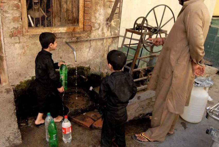 راولپنڈی: تیلی محلہ کے علاقہ مں ی بچے ہینڈ پمپ سے پانی بھررہے ..