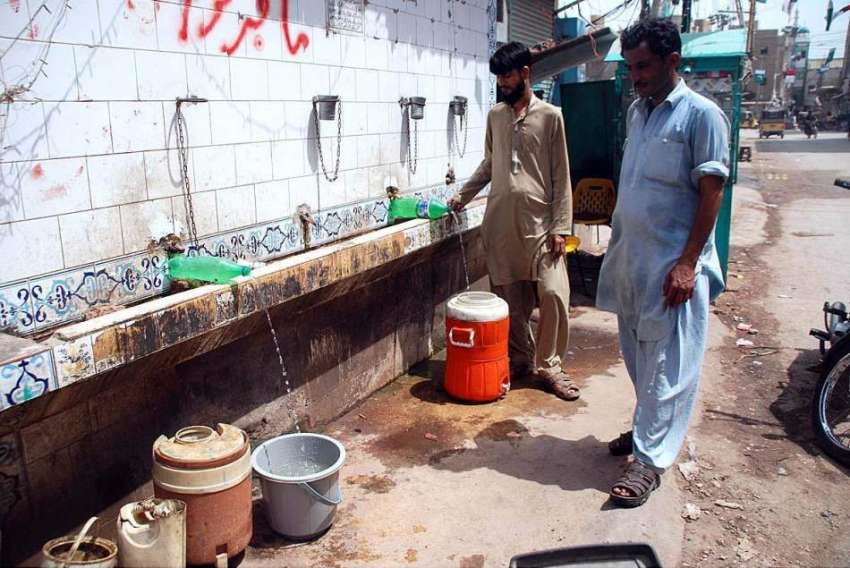 حیدر آباد: شہری واٹر فلٹریشن پلانٹ سے پینے کے لیے صاف پانی ..