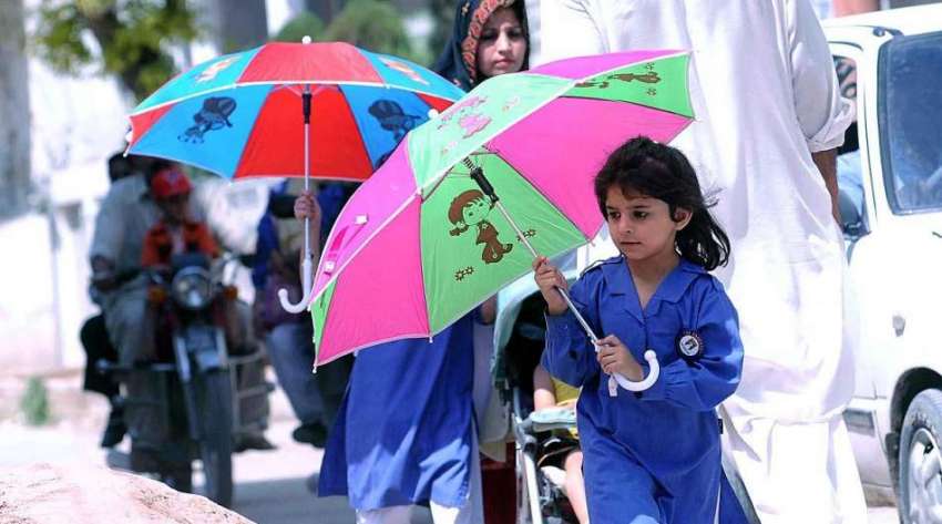 راولپنڈی: سکول سے چھٹی کے بعدبچیاں دھوپ کی شدت سے بچنے کے ..