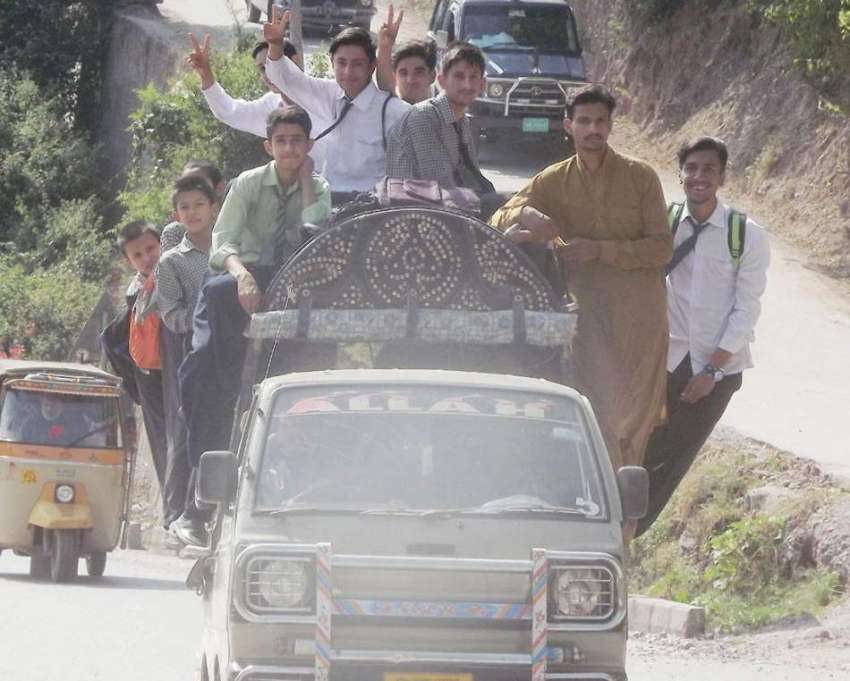 مظفر آباد: ٹرانسپورٹ کی نامناسب سہولیات کے باعث طلبہ چھٹی ..