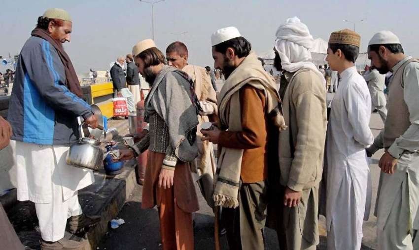 راولپنڈی: فیض آباد میں تحریک لبیک کے دھرنا شکاء میں چائے ..