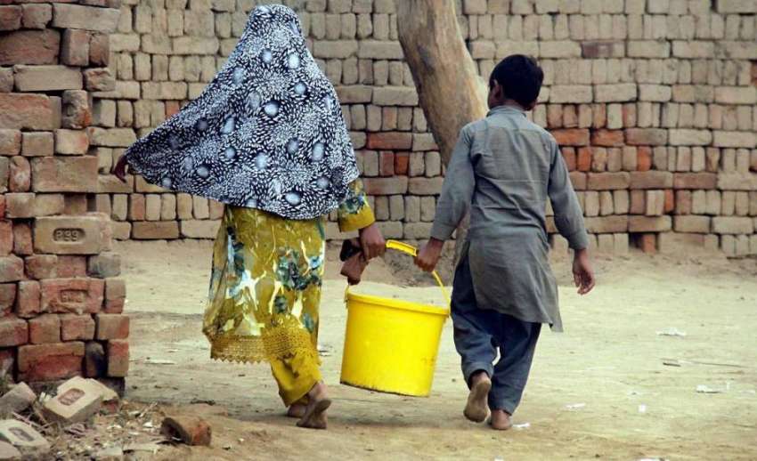 لاہور: صوبائی دارالحکومت کے نواحی گاؤں میں بہن بھائی بالٹی ..