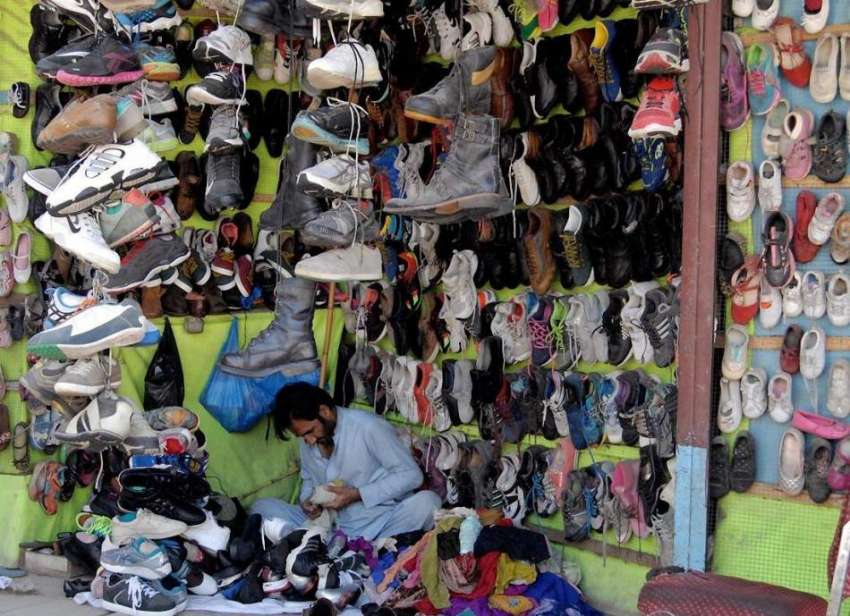 راولپنڈی: ایک محنت کش جوتوں کی مرمت کرنے میں مصروف ہے۔