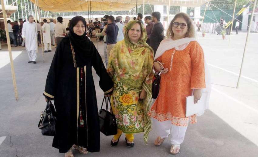 لاہور: خواتین اراکین پنجاب اسمبلی کے اجلاس کے بعد واپس جا ..