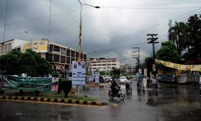 لاہور: صوبائی دارالحکومت میں چھائے بادلوں کا منظر۔