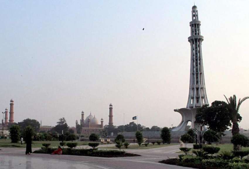 لاہور: گریٹر اقبال پارک سے لی گئی تصویر میں مینار پاکستان ..