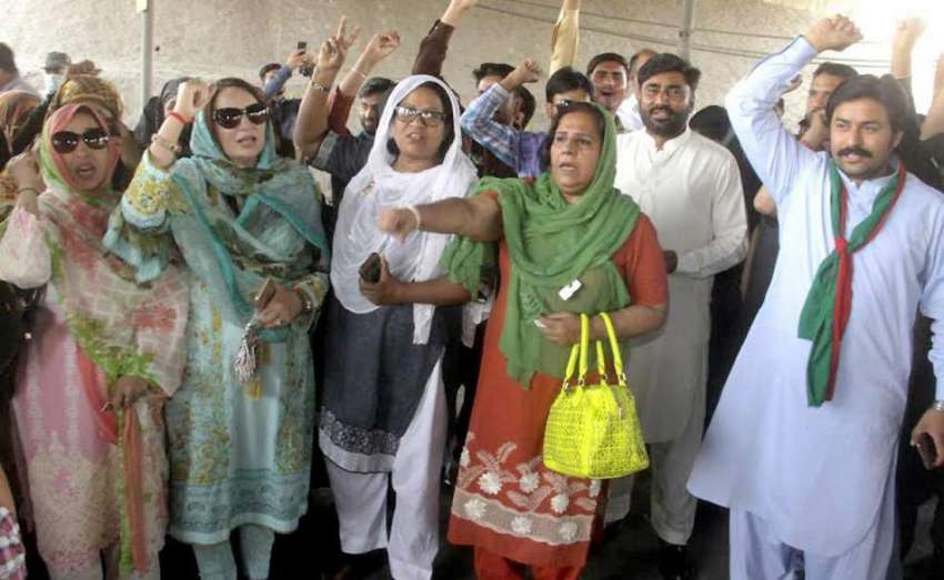 لاہور: تحریک انصاف لاہو رکی نائب صدر مسرت چیمہ کی قیادت میں ..