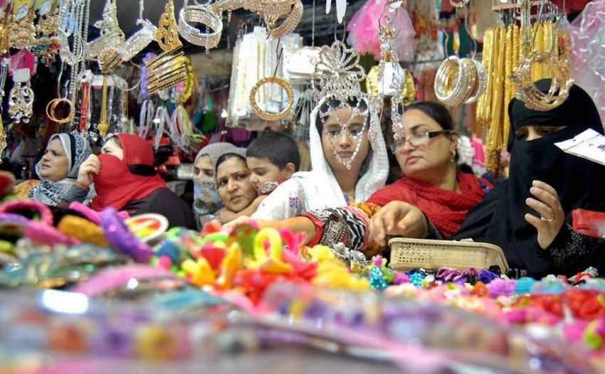 راولپنڈی: عید کی خریداری میں مصروف خواتین موتی بازار سے ..