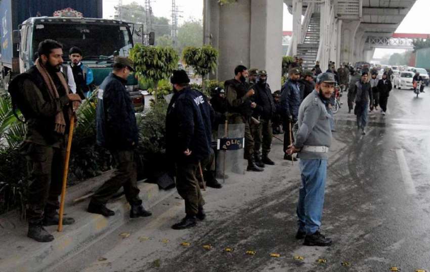 راولپنڈی: ختم نبوت مارچ شرکاء کے دھرنے کے باعث پولیس اہلکار ..