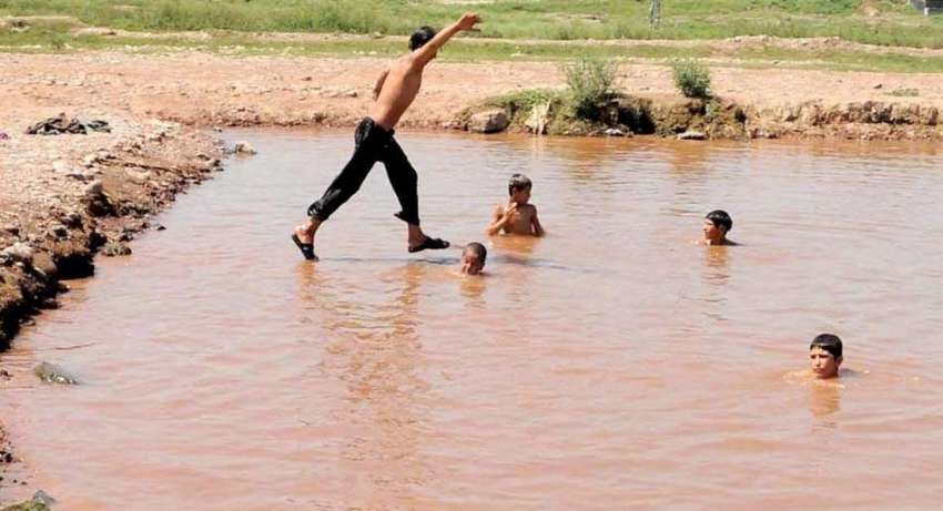 راولپنڈی: گرمی کی شدت کو کم کرنے کے لیے بچے تالاب میں نہا ..