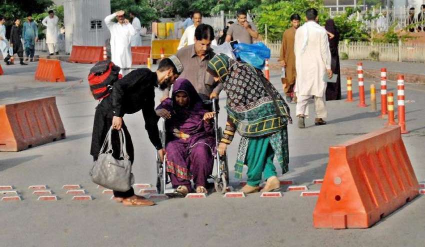 راولپنڈی: بی بی ایچ ہسپتال میں سڑک کے درمیان لگائی جانیوالی ..